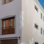 Cozy House With Parking Included